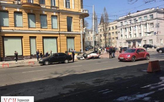 В центре Одессы перевернулась машина спасателей (фото) ОБНОВЛЕНО «фото»