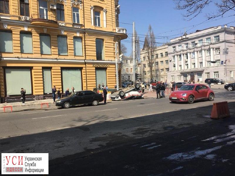 В центре Одессы перевернулась машина спасателей (фото) ОБНОВЛЕНО «фото»