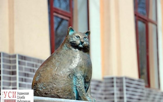 На одесском рынке установили памятник кошке, смотрящей за мясным корпусом «фото»