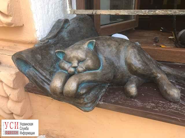 Необычная скульптура: на подоконнике в центре Одессы поселился кот Жванецкого (фото) «фото»