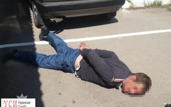 В Суворовском районе двое преступников, угрожая ножом, угнали машину: одного уже задержали (фото) «фото»