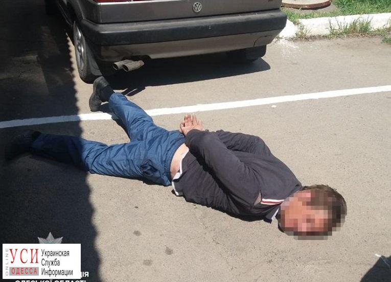 В Суворовском районе двое преступников, угрожая ножом, угнали машину: одного уже задержали (фото) «фото»