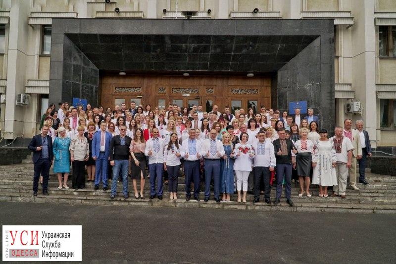 Чиновники Одесской области пришли в честь праздника в вышиванках на работу (фото) «фото»