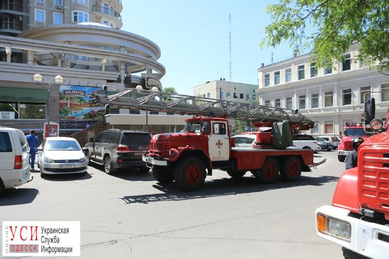 Из-за неаккуратных строителей к высотке на Канатной съехались пожарные (фото) «фото»
