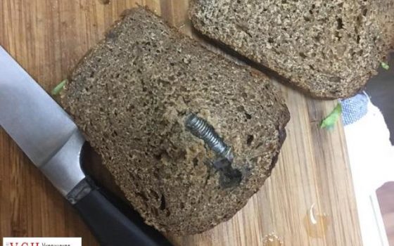 Одесситке попался болт в буханке хлеба (фото) «фото»