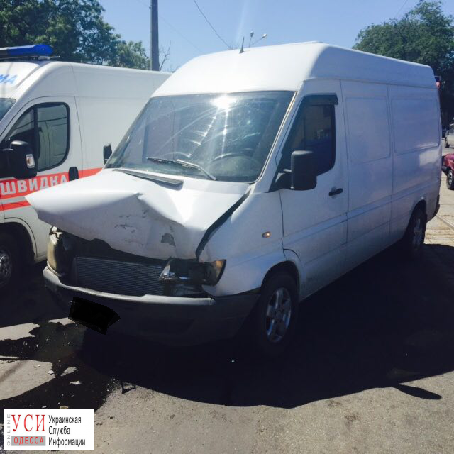 Авария на Дальницкой: контейнеровоз въехал в стену, а водитель попал в больницу (фото) «фото»