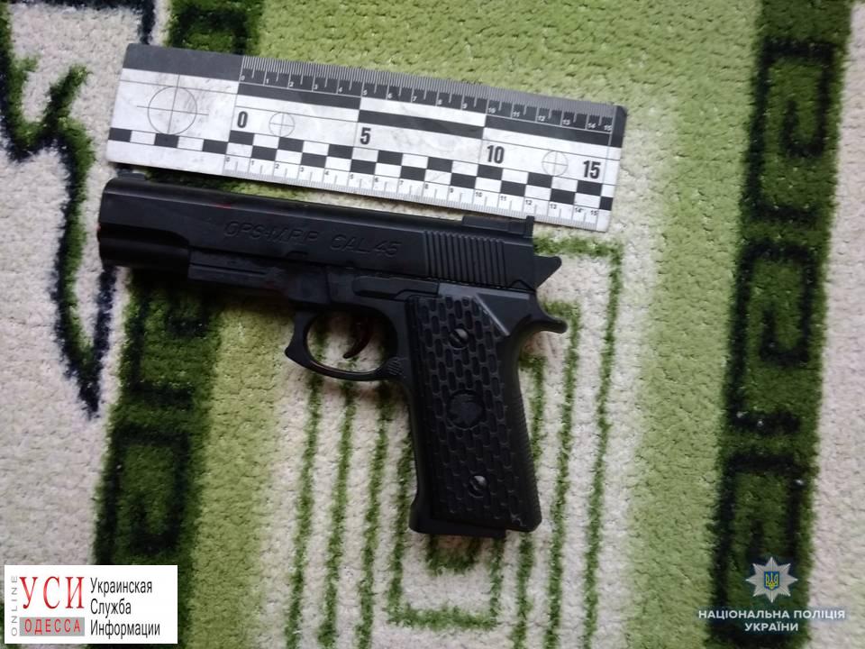 В Одессе мужчина ограбил финучреждение с помощью игрушечного пистолета (фото) «фото»