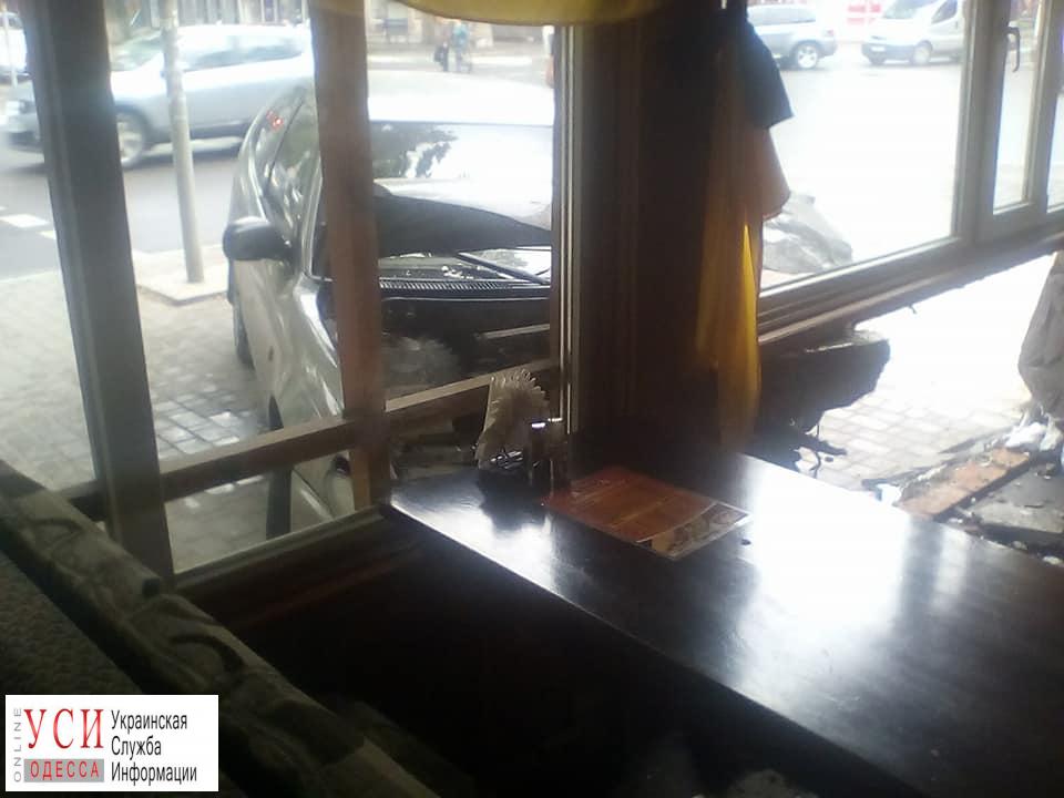 ДТП в Черноморске: авто влетело в ресторан (фото) «фото»