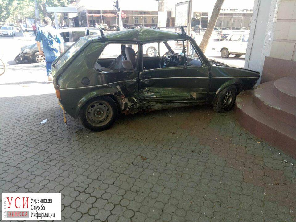 ДТП в центре Одессы: авто откинуло на тротуар (фото) «фото»