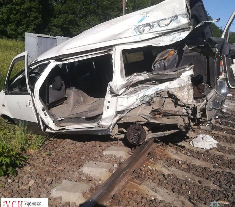 На Севере Одесской области поезд столкнулся с микроавтобусом: пострадало двое детей, а женщина погибла (фото) «фото»