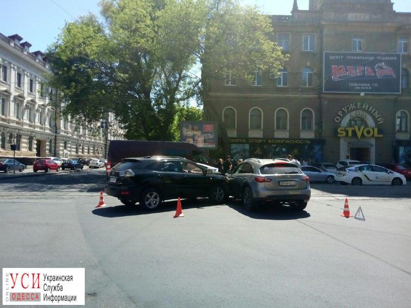 ДТП в центре Одессы парализовало движение трамваев (фото) «фото»