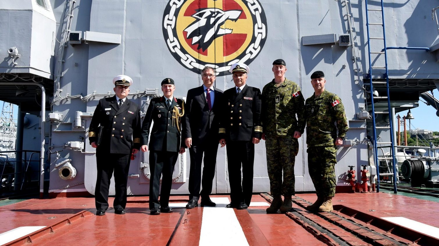 Чрезвычайный посол Канады посетил боевые корабли ВМС в Одессе (фото) «фото»