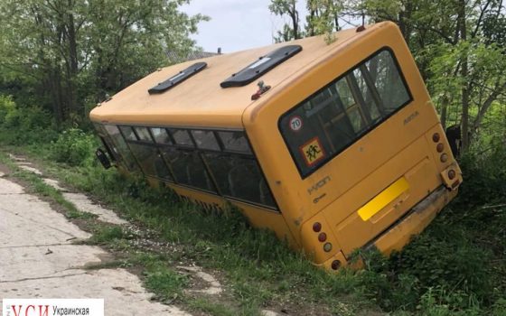 Школьный автобус с детьми улетел в кювет на севере Одесской области «фото»