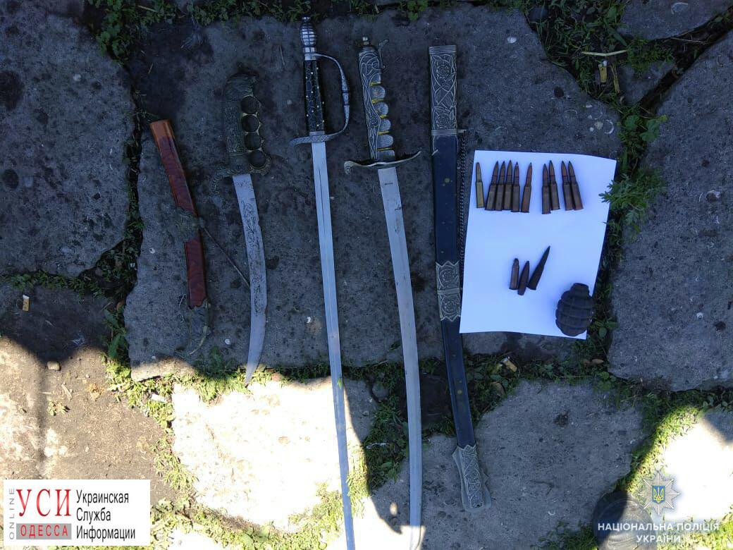 Под Одессой в частном доме нашли склад мечей, сабель и ножей «фото»
