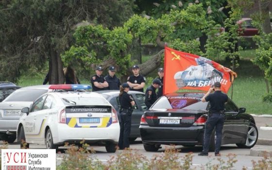 Иномарка с красным флагом “На Берлин” “убегала” от одесской полиции «фото»