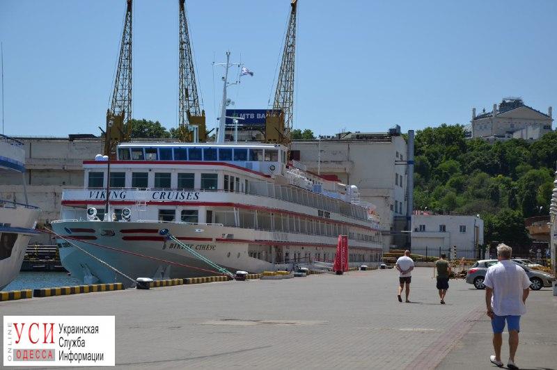 Пассажирский лайнер с американцами пришвартовался в Одесском порту (фото) «фото»