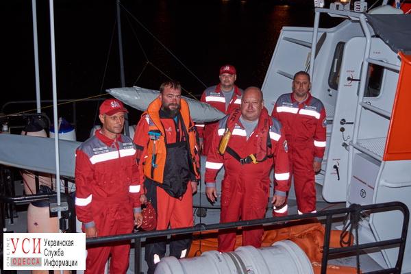 В море у Одессы во время шторма спасли путешественника на байдарке (фото) «фото»
