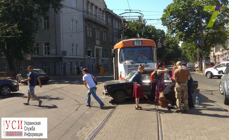 Не проскочил: трамвай смял “Жигули” возле Куликова поля (фото) «фото»