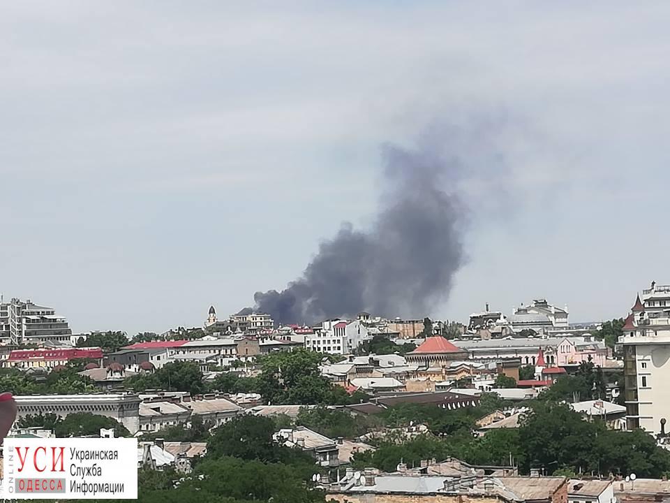 Пожар на Пересыпи: над городом поднялся густой столб дыма (фото) «фото»