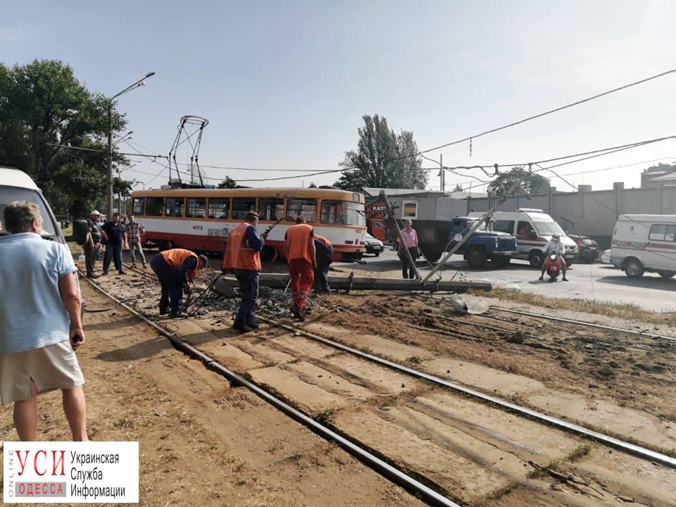 В Одессе трамвай снес столб: движение приостановлено (фото) «фото»