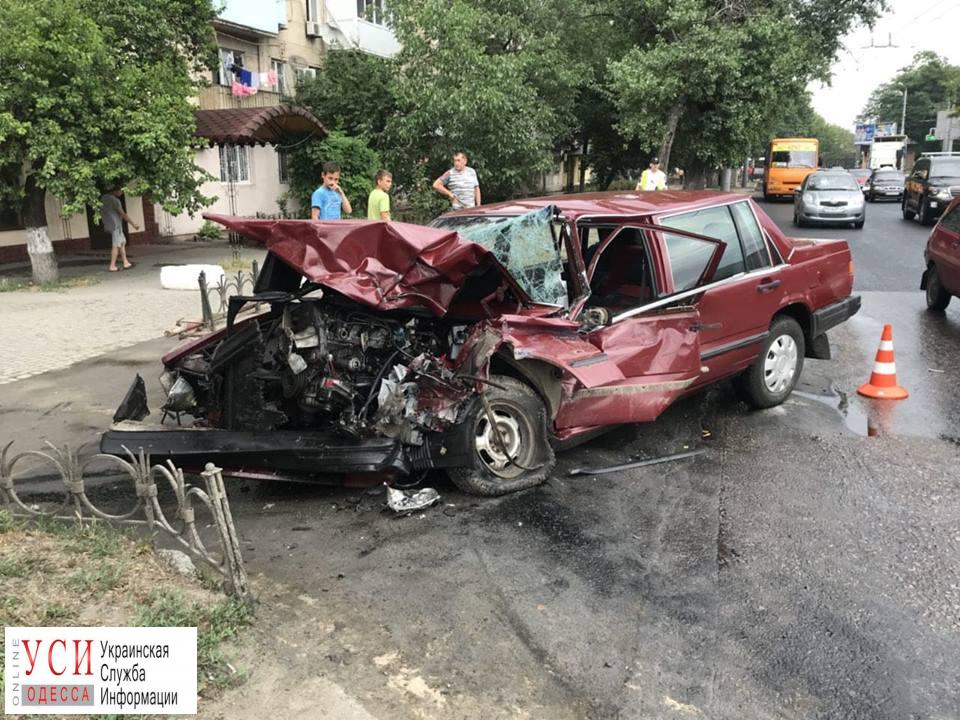 Грузовик смял легковой автомобиль в районе Ивановского моста (фото) «фото»