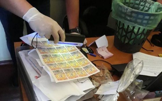 В Одесской области чиновник получил бензин в качестве взятки (фото) usionline.com В Одесской области чиновник получил бензин в качестве взятки (фото) «фото»
