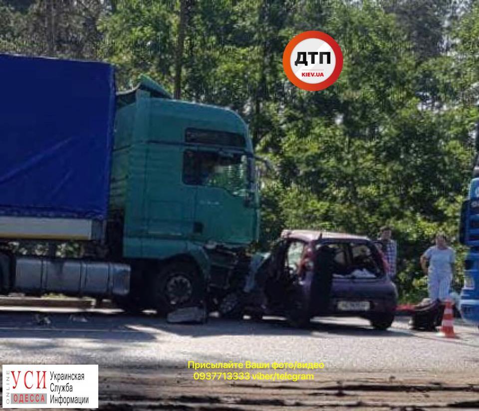 На трассе Одесса – Киев легковой автомобиль столкнулся с фурой (фото) «фото»
