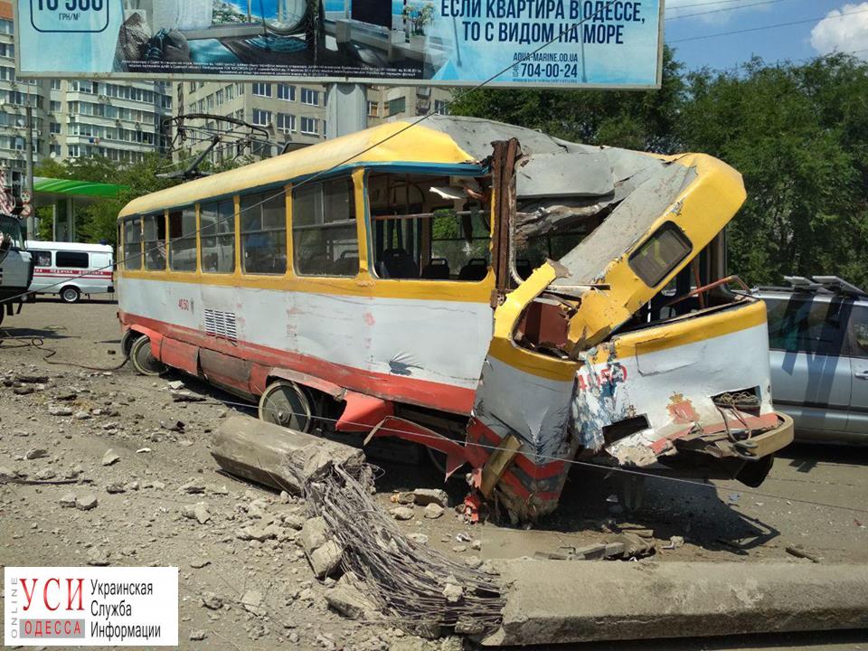 На Маловского трамвай сошел с рельсов и сбил столб (видео) ОБНОВЛЕНО «фото»