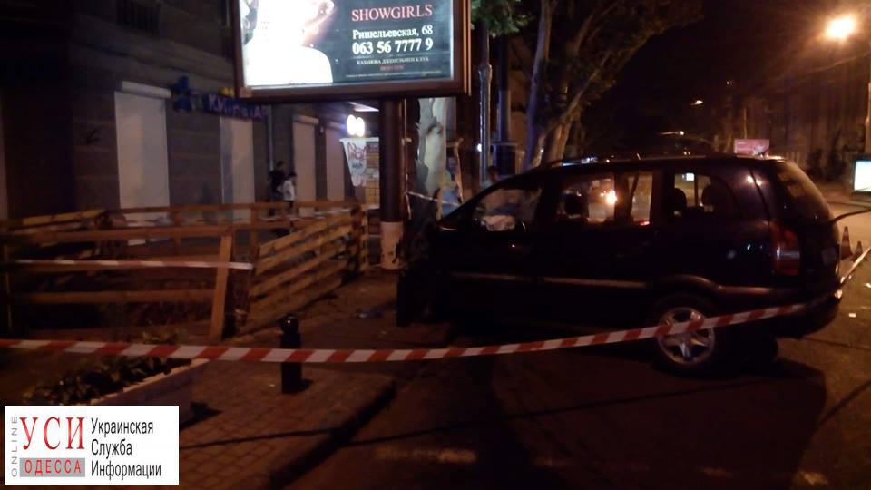 Ночная авария в центре города: обе машины разбиты, есть пострадавший (фото) «фото»