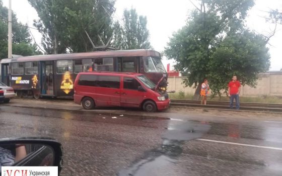 Авария на Пересыпи: микроавтобус столкнулся с трамваем (фото) «фото»