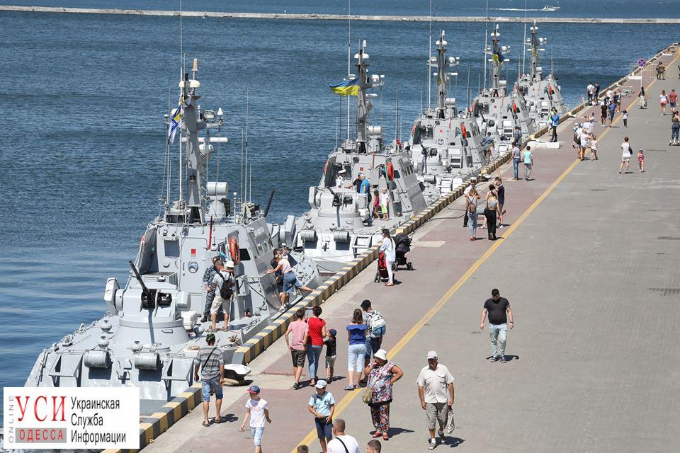 На морвокзале проводят экскурсии по боевым кораблям ВМС (фоторепортаж) «фото»