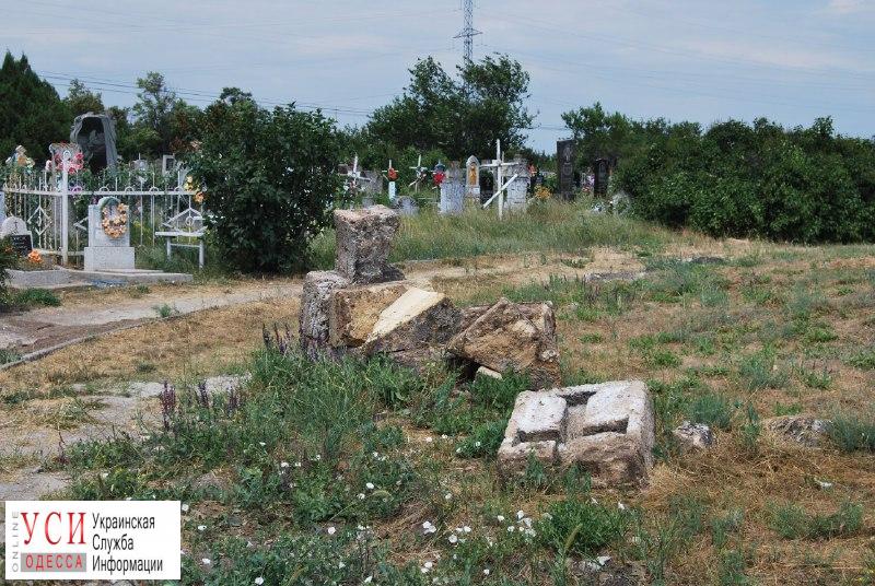 В Усатово почти разрушили старинное казацкое кладбище (фото) «фото»