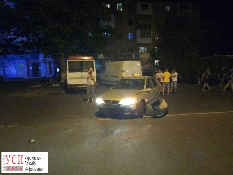 ДТП на Черемушках: авто охранного агентства не разминулось с таксистом (фото) «фото»