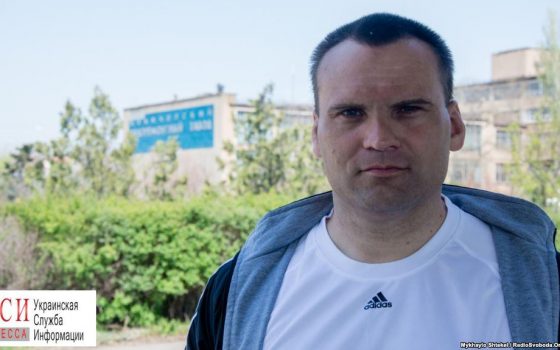 Моряк, который забаррикадировался на корабле у Черноморска, получил зарплату после 4 месяцев осады usionline.com Моряк, который забаррикадировался на корабле у Черноморска, получил зарплату после 4 месяцев осады «фото»
