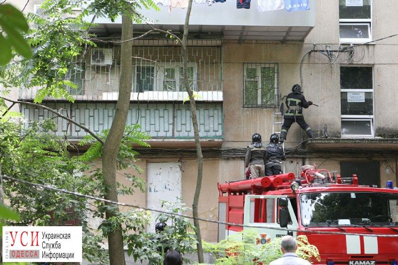На Варненской полиция и ГСЧС спасают закрывшуюся в квартире пенсионерку (фото) «фото»
