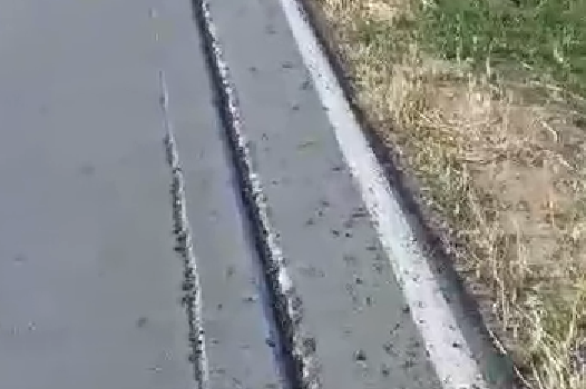 Комбайн пропахал асфальт на недавно построенной дороге Спасское — Вилково (видео) «фото»