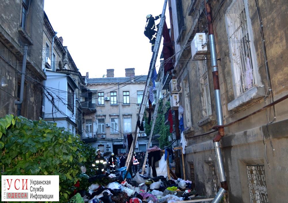 В центре города горела квартира, забитая мусором (фото) «фото»