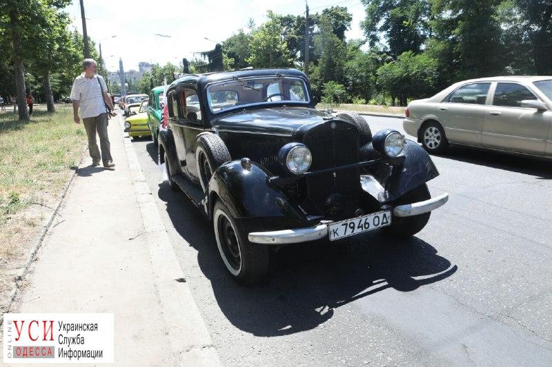 По Одессе проехались авто: среди “Жигулей” нашлось место ретро-мерседесу, “бумеру” и даже олдовому мотоциклу (фоторепортаж) «фото»