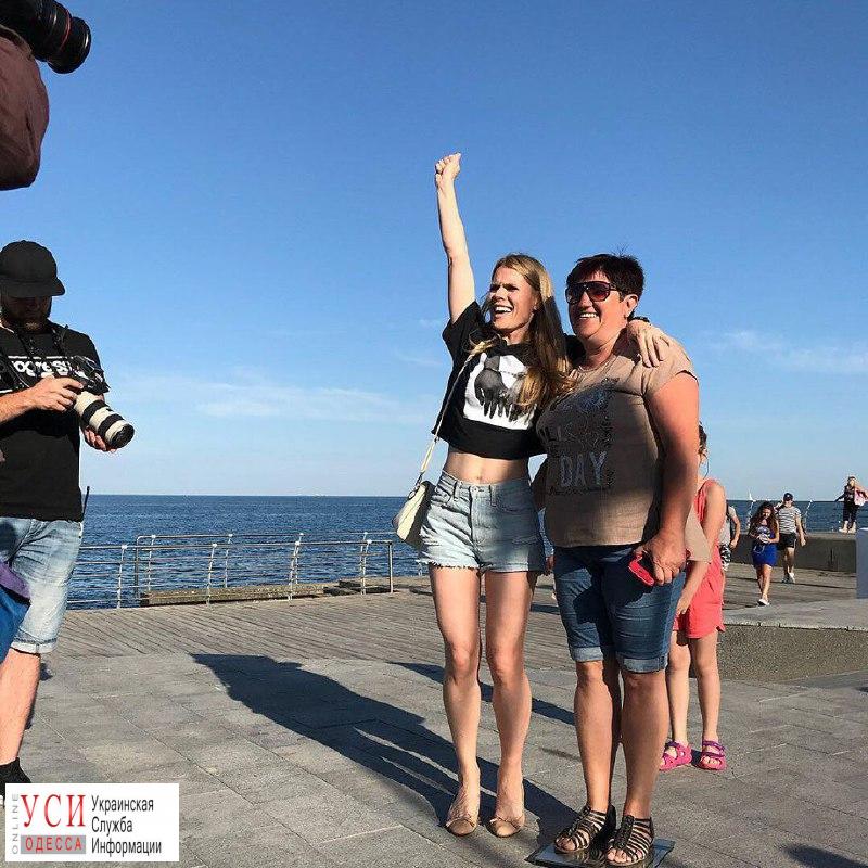 Новое шоу Ольги Фреймут: ведущая предлагала прохожим взвеситься у Одесского дельфинария «фото»