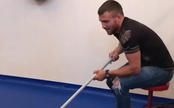 Ломаченко приехал в тренировочный лагерь к Усику и начал мыть полы (видео) «фото»