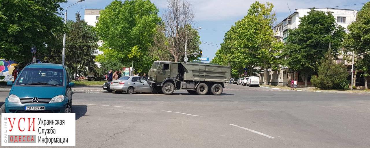 В Черноморске грузовик наехал на иномарку (фото) «фото»