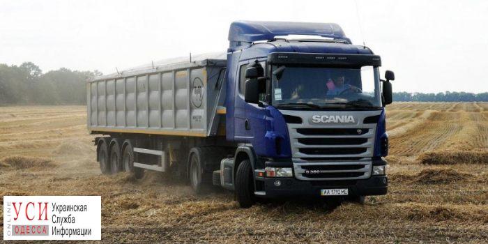 Главным разрушителем одесских дорог назвали зерновозы: их будут жёстко контролировать «фото»