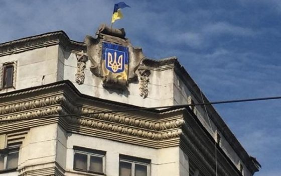 На здании Приморского военкомата коммунистическую символику спрятали за украинским гербом(фото) «фото»