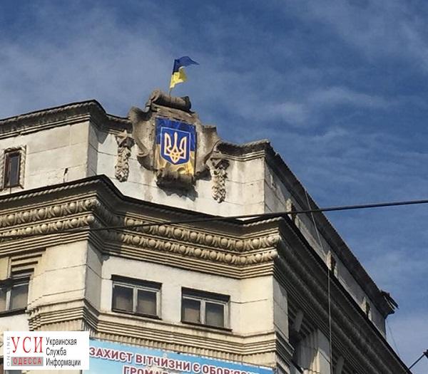 На здании Приморского военкомата коммунистическую символику спрятали за украинским гербом(фото) «фото»