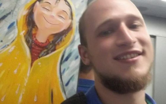 Скандального футбольного фаната, избившего замглавы одесской полиции, суд отпустил домой usionline.com Скандального футбольного фаната, избившего замглавы одесской полиции, суд отпустил домой «фото»