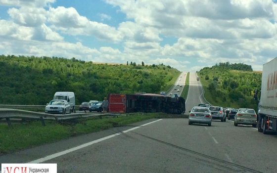 На трассе Киев — Одесса перевернулась фура (фото) usionline.com На трассе Киев — Одесса перевернулась фура (фото) «фото»