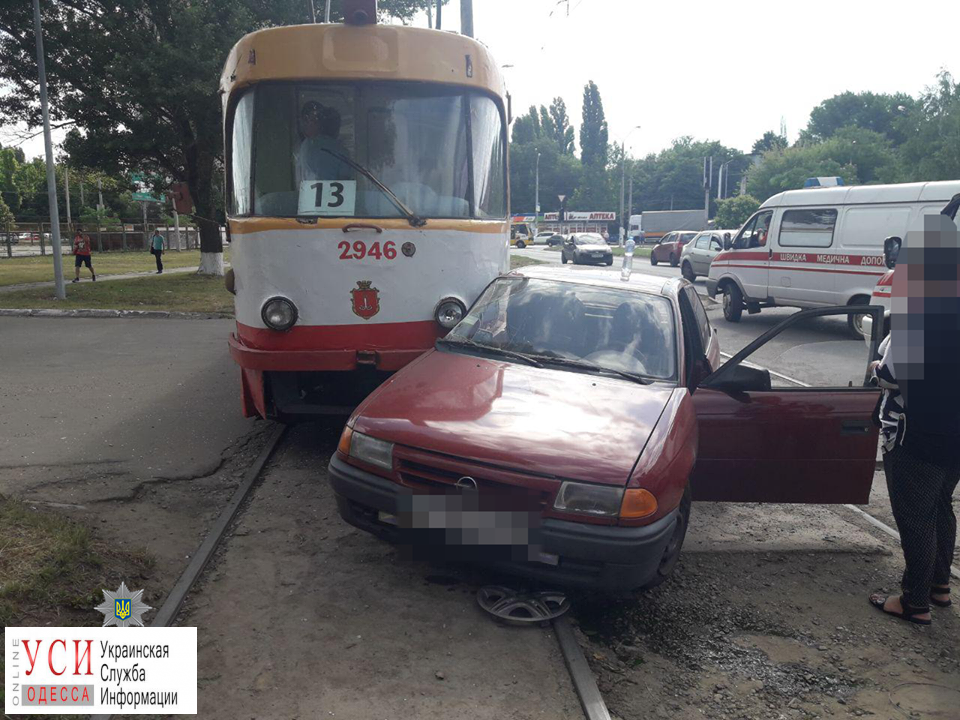В Одессе трамвай врезался в легковой автомобиль (фото) «фото»