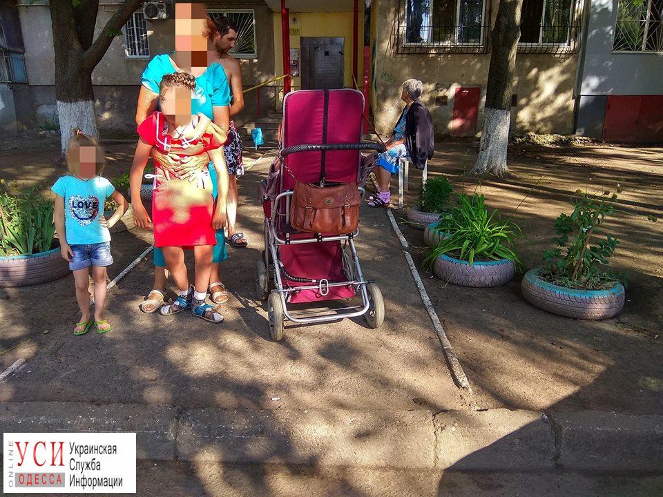 В Одессе пьяные мужчины пытались украсть коляску ребенка с инвалидностью (фото) «фото»