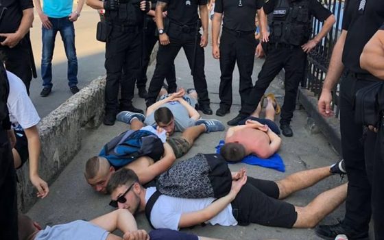 Полиция задержала группу фанов, напавших на женщину (фото) «фото»