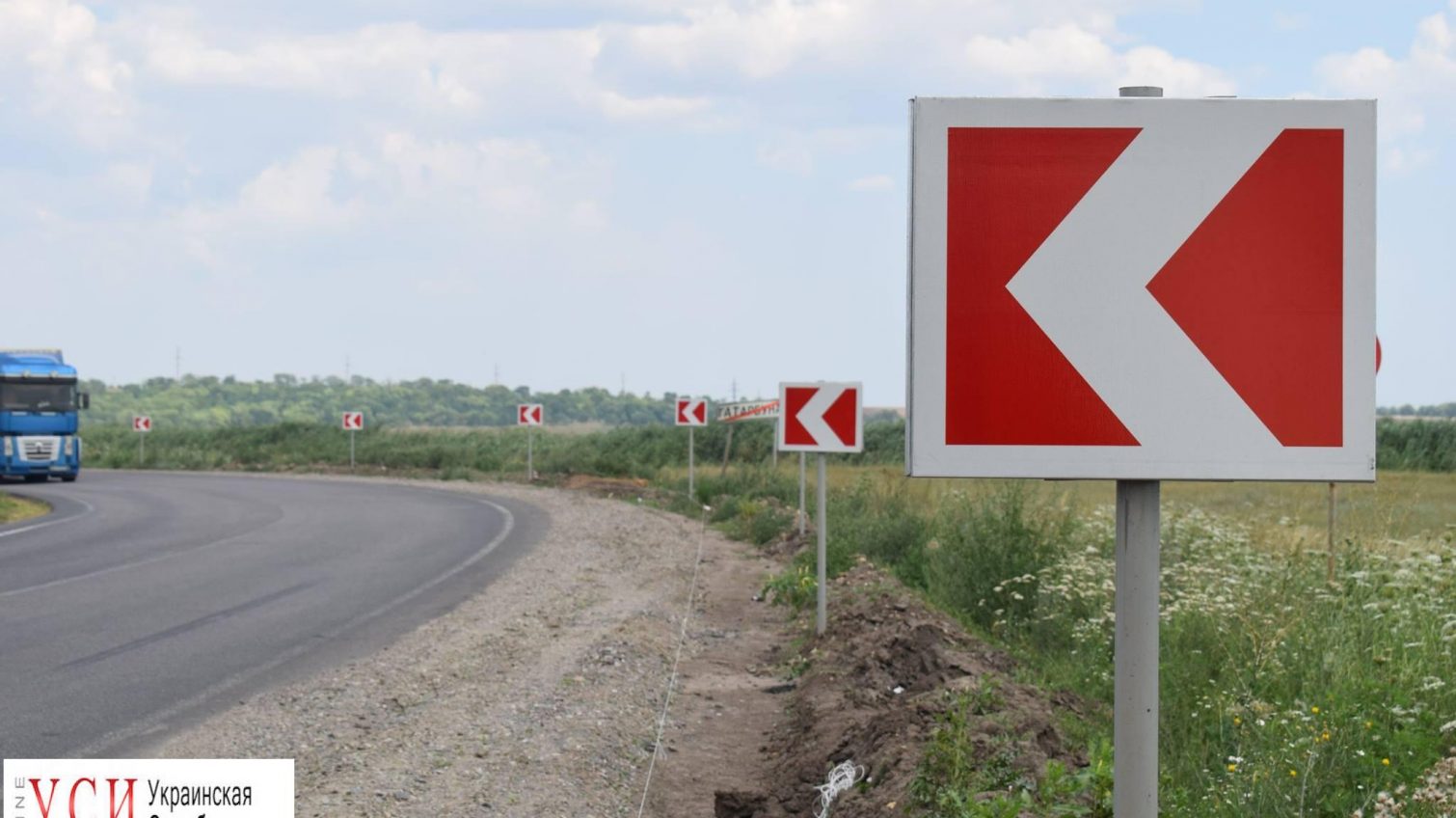 На трассе Одесса — Рени массово устанавливают новые дорожные знаки (фото) «фото»